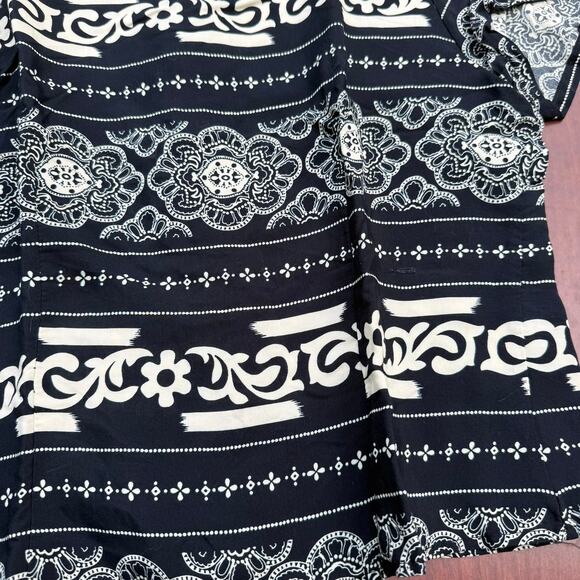 Abria Black & White Button-Back Blouse - Size Medium - Picture 6 of 6